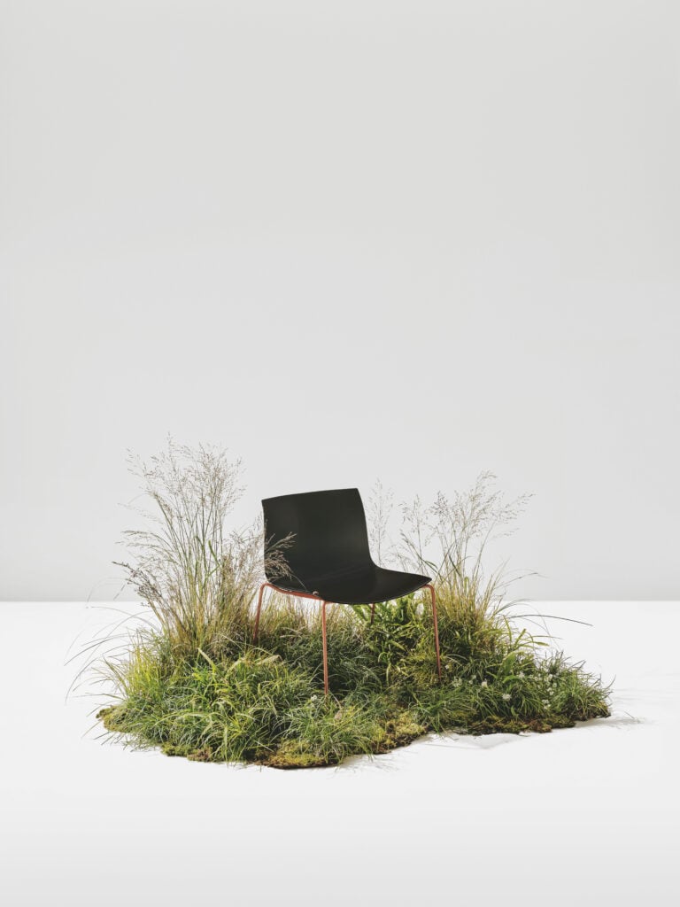 A photo showing a black chair made from compressed paper and bio-resin.